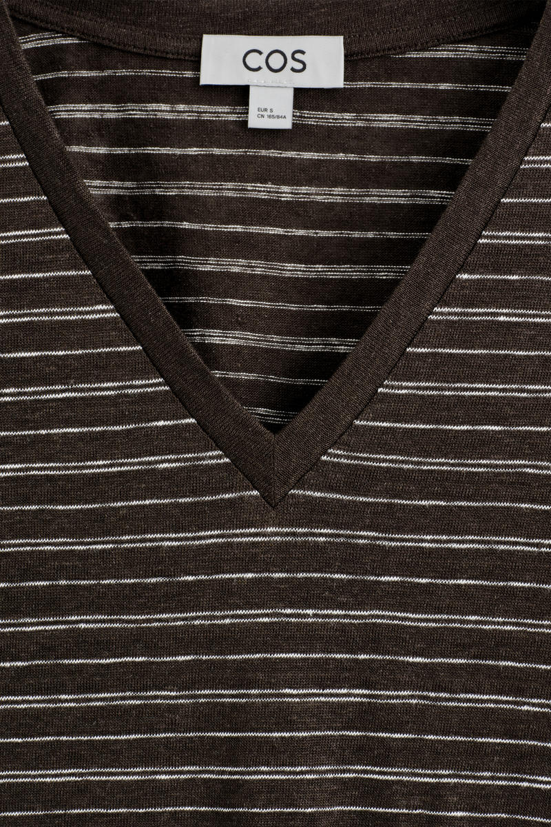 COS VネックリネンTシャツ