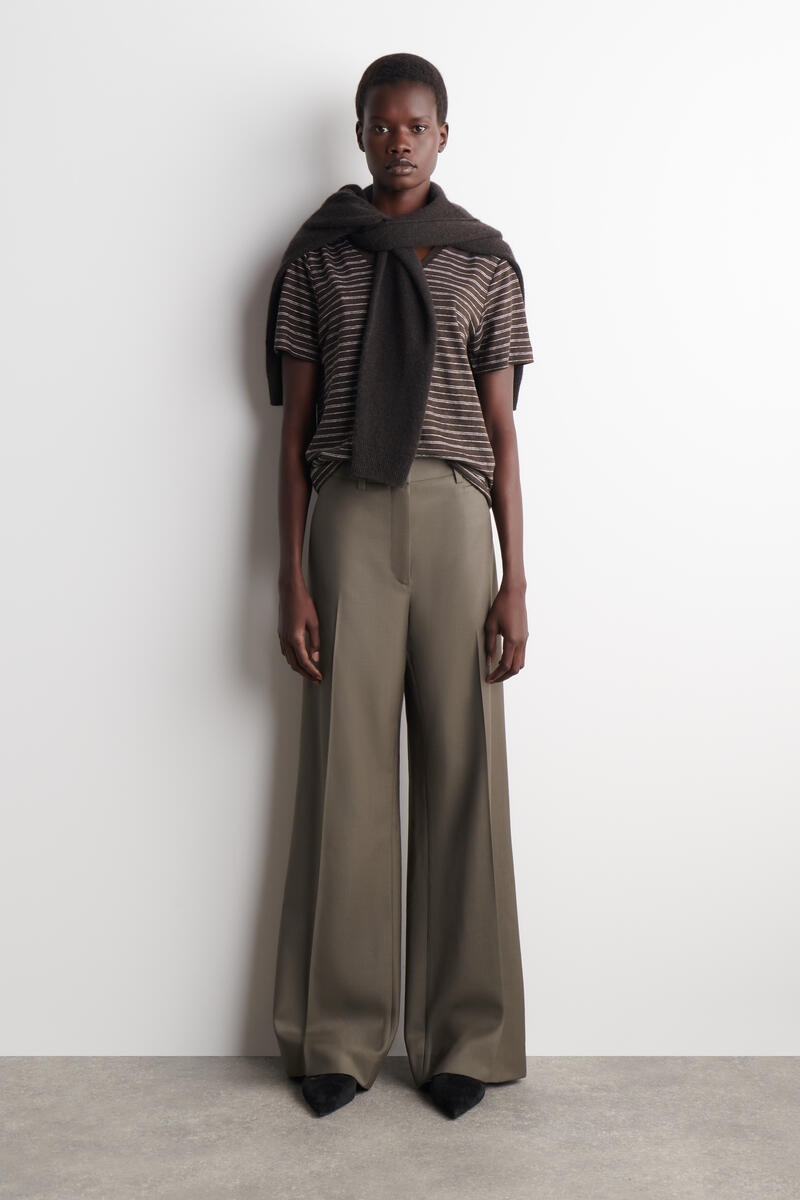 COS VネックリネンTシャツ