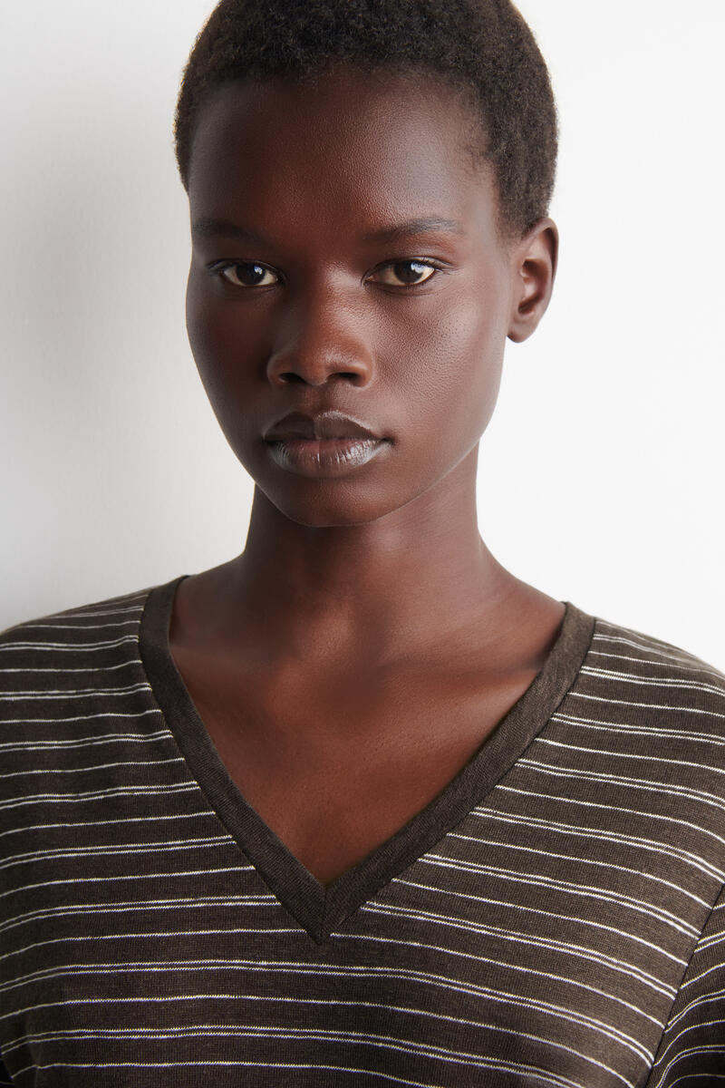 COS VネックリネンTシャツ