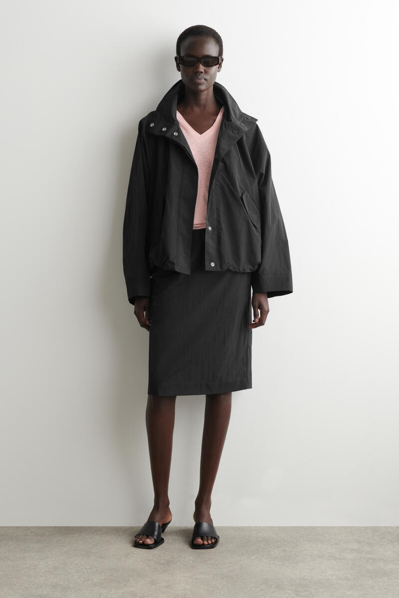 COS VネックリネンTシャツ