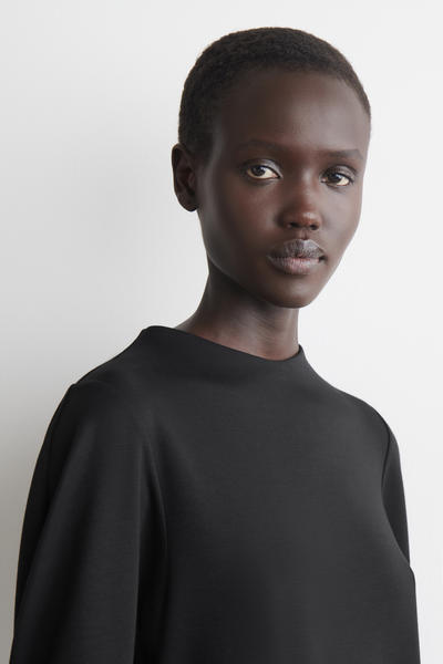 COS ラウンドスリーブのトップス