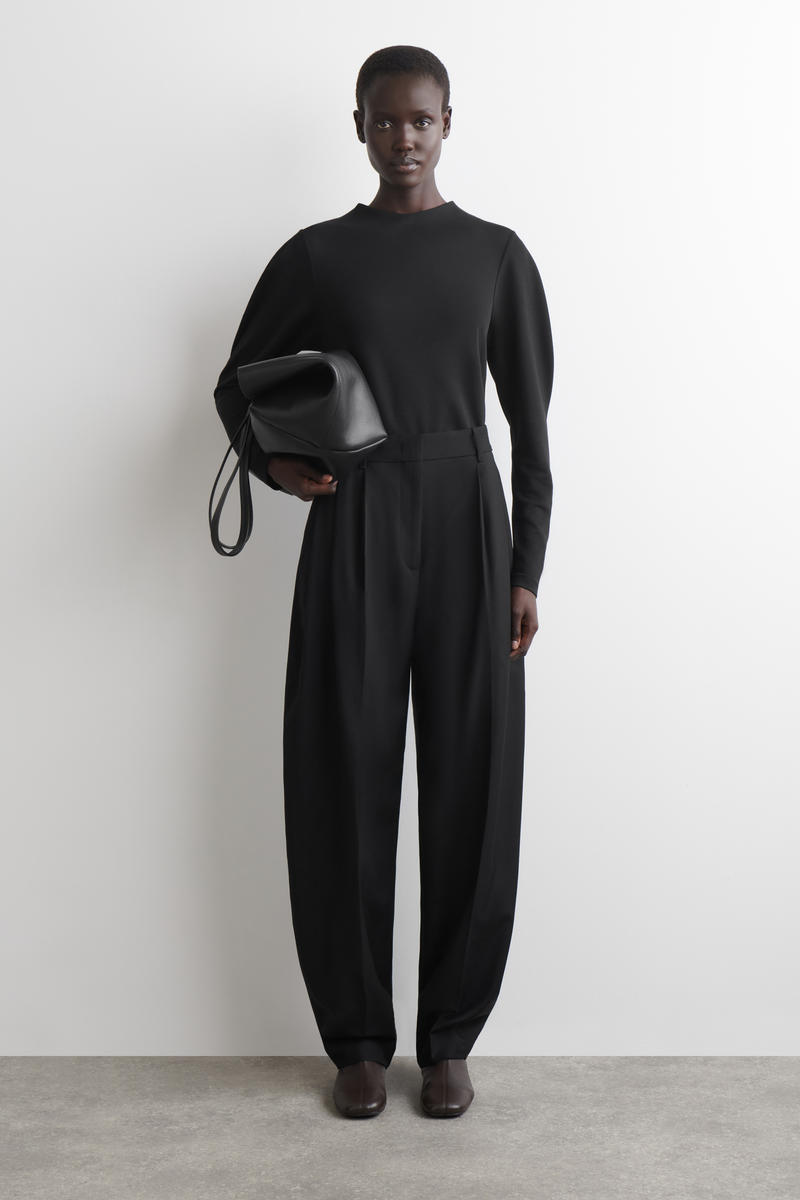 COS ラウンドスリーブのトップス