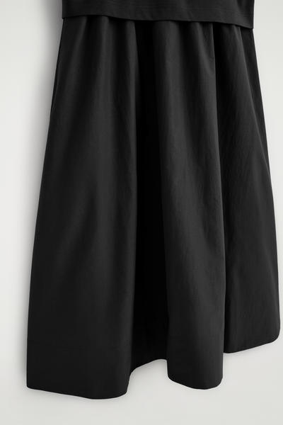 COS コントラストパネル ボートネック ミディ丈ワンピース