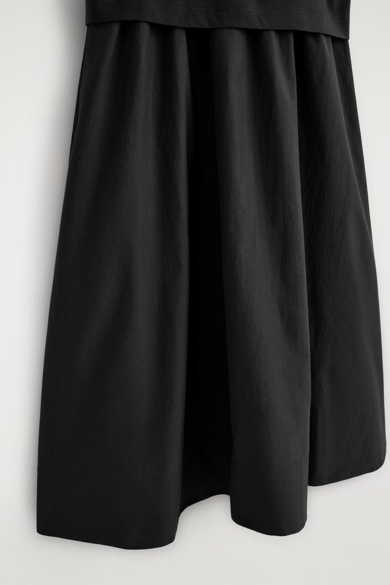 COS コントラストパネル ボートネック ミディ丈ワンピース