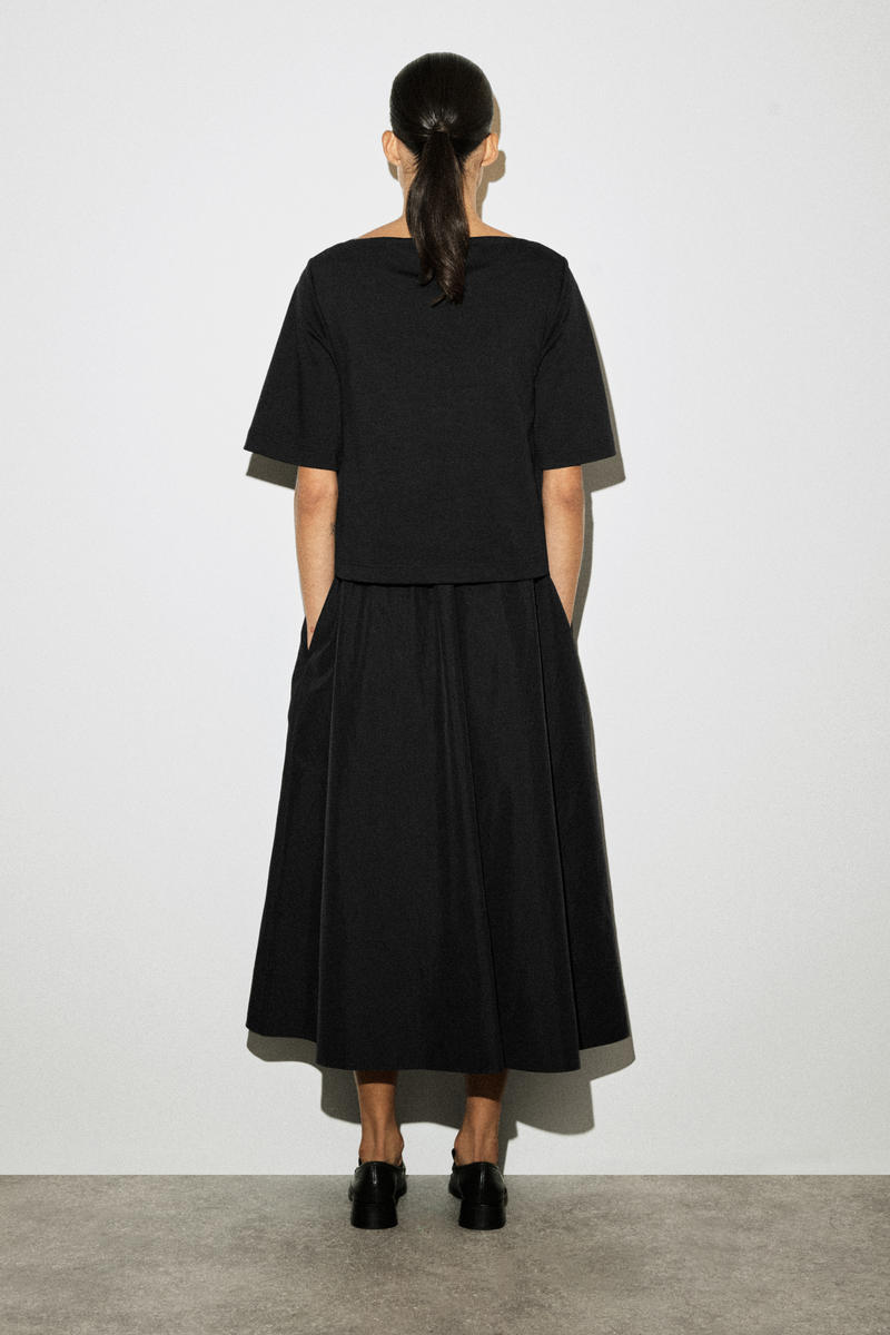 COS コントラストパネル ボートネック ミディ丈ワンピース