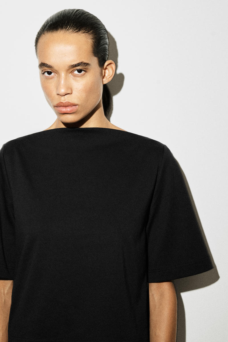 COS コントラストパネル ボートネック ミディ丈ワンピース