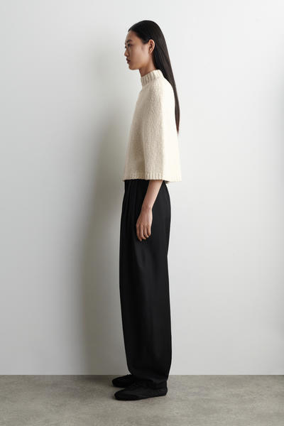 COS チャンキーニットケープ