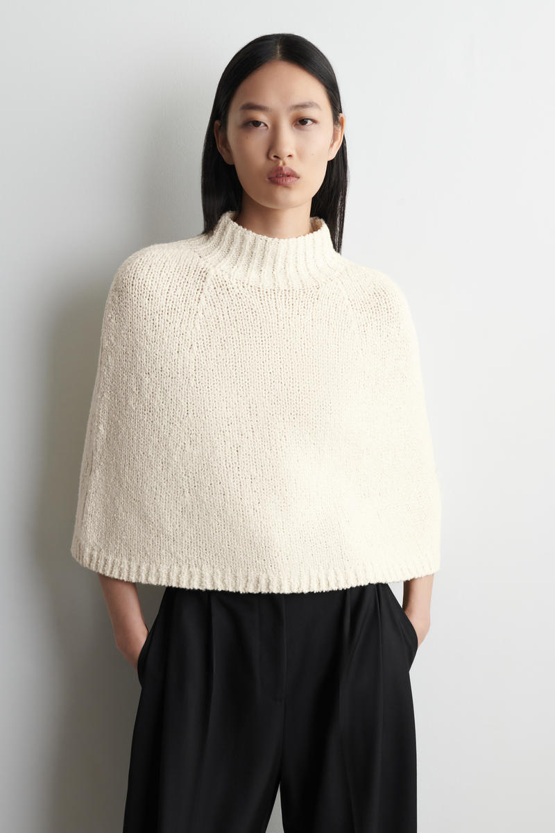 COS チャンキーニットケープ