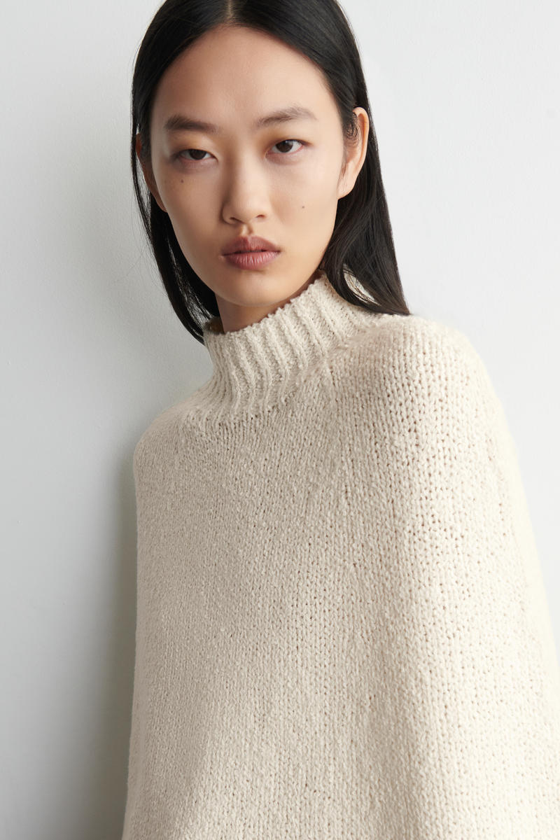 COS チャンキーニットケープ