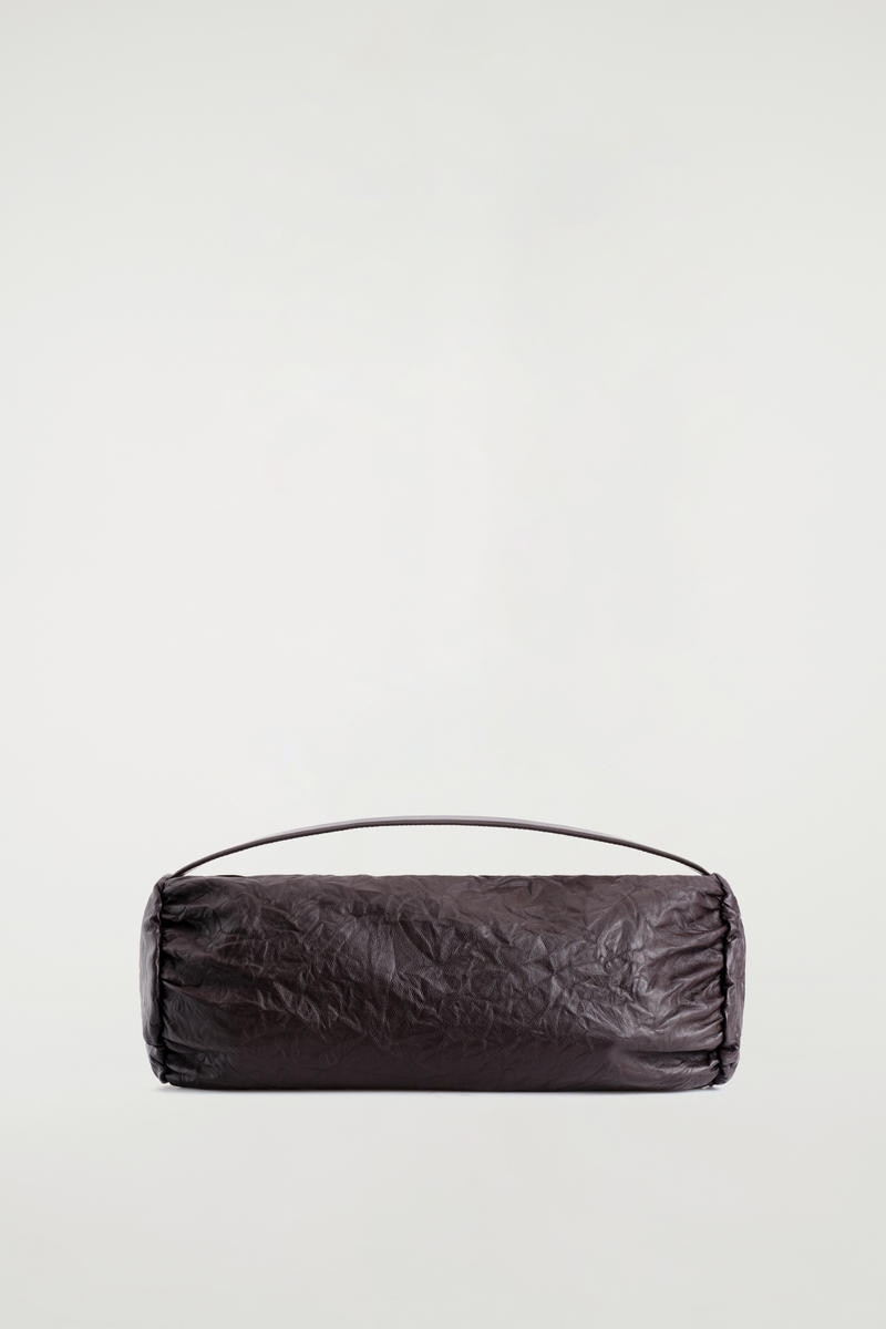 COS シリンダー クラッチバッグ - テクスチャードレザー