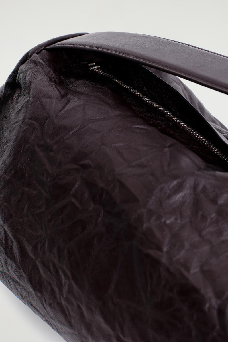 COS シリンダー クラッチバッグ - テクスチャードレザー