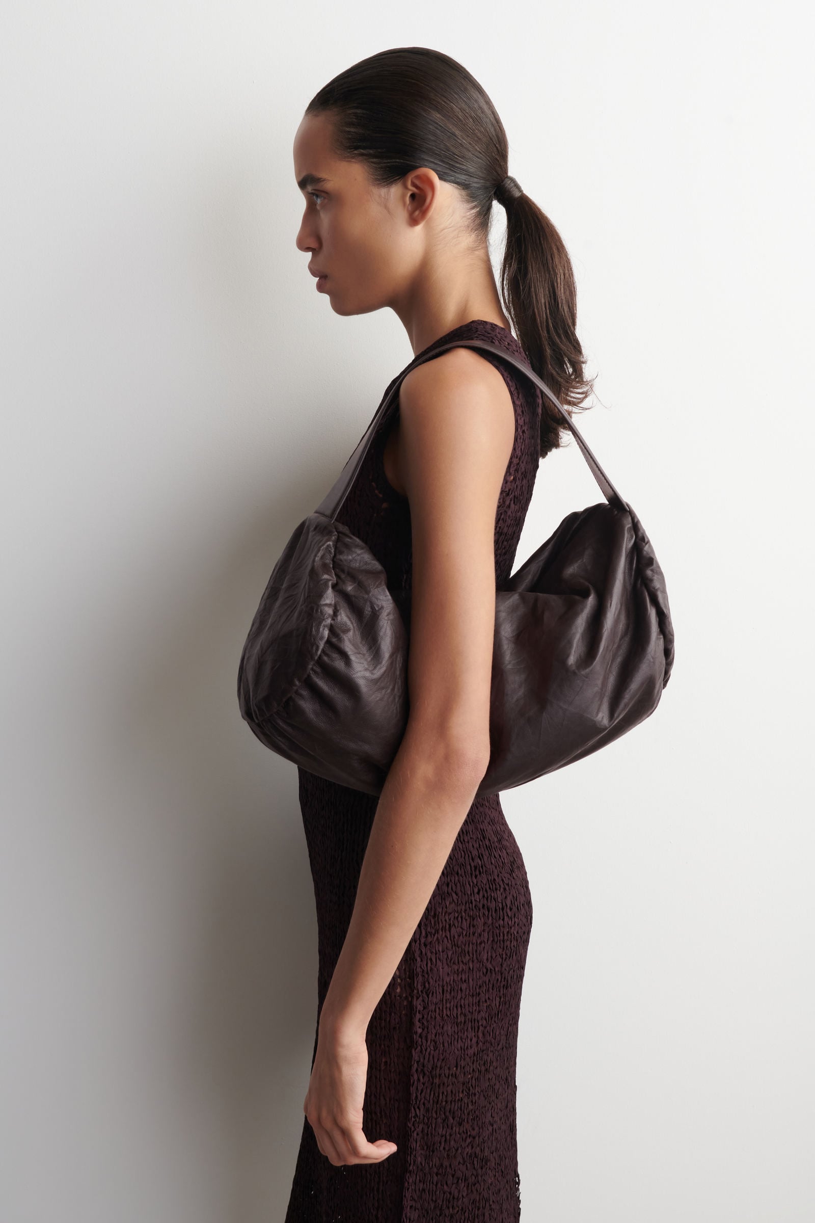 CYLINDER CLUTCH BAG - TEXTURED-LEATHER シリンダー クラッチバッグ