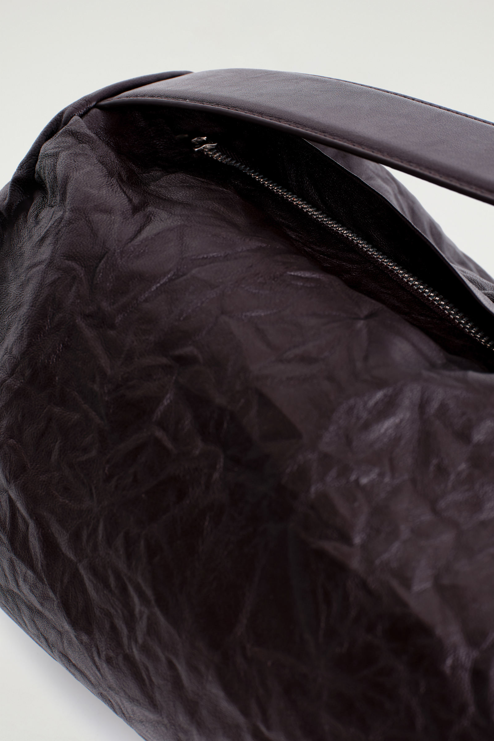 CYLINDER CLUTCH BAG - TEXTURED-LEATHER シリンダー クラッチバッグ