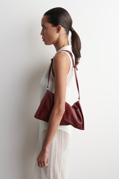 COS ツイスト ミニ クラッチバッグ - レザー