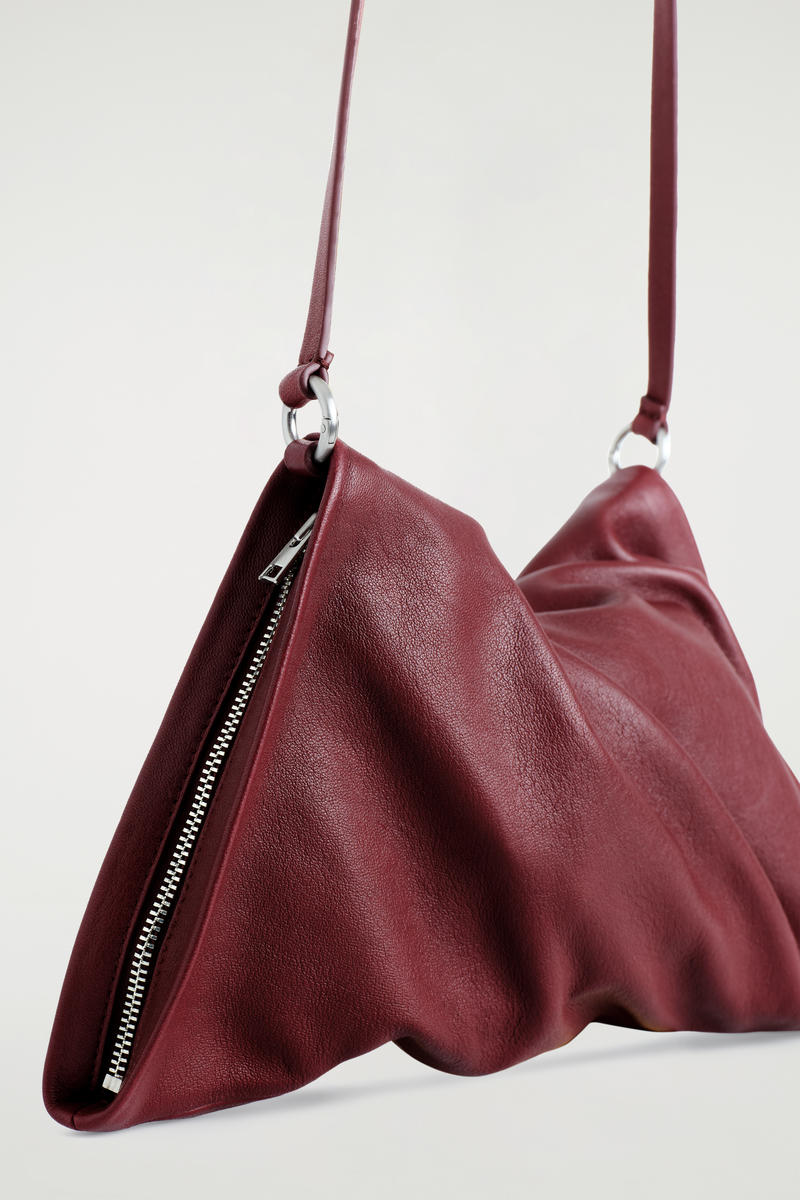 COS ツイスト ミニ クラッチバッグ - レザー