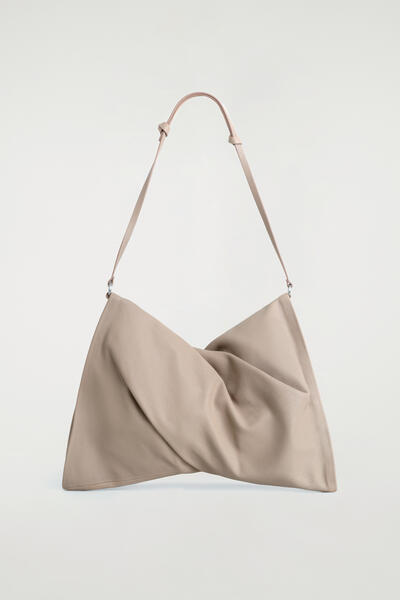 COS ツイスト クラッチバッグ - レザー