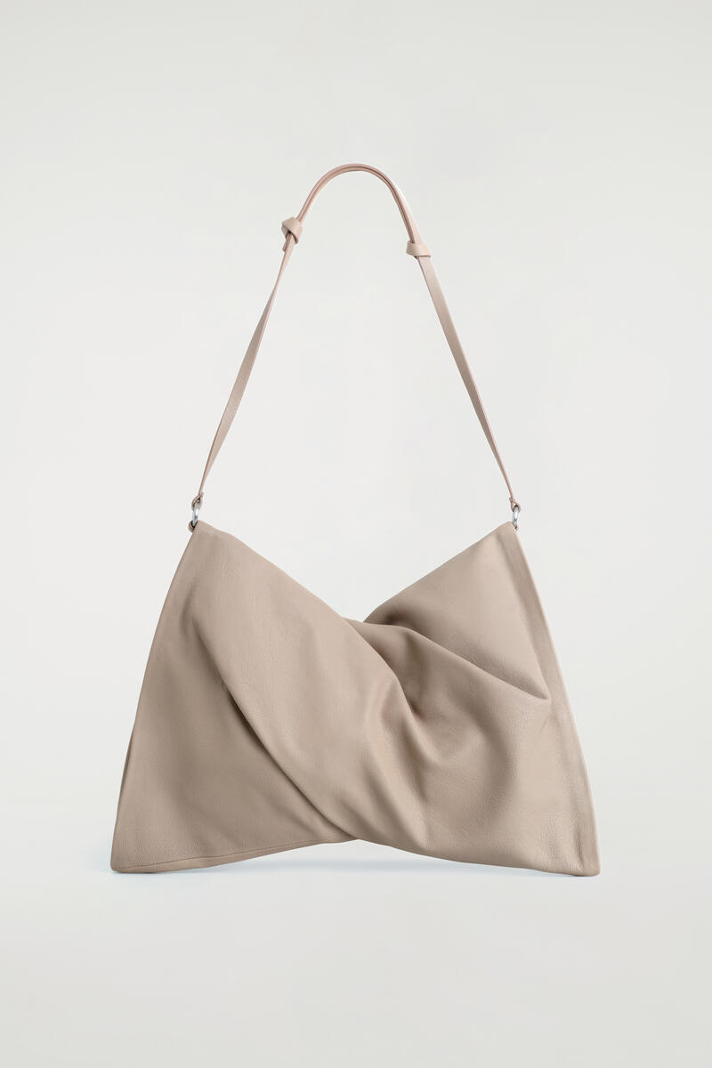 COS ツイスト クラッチバッグ - レザー