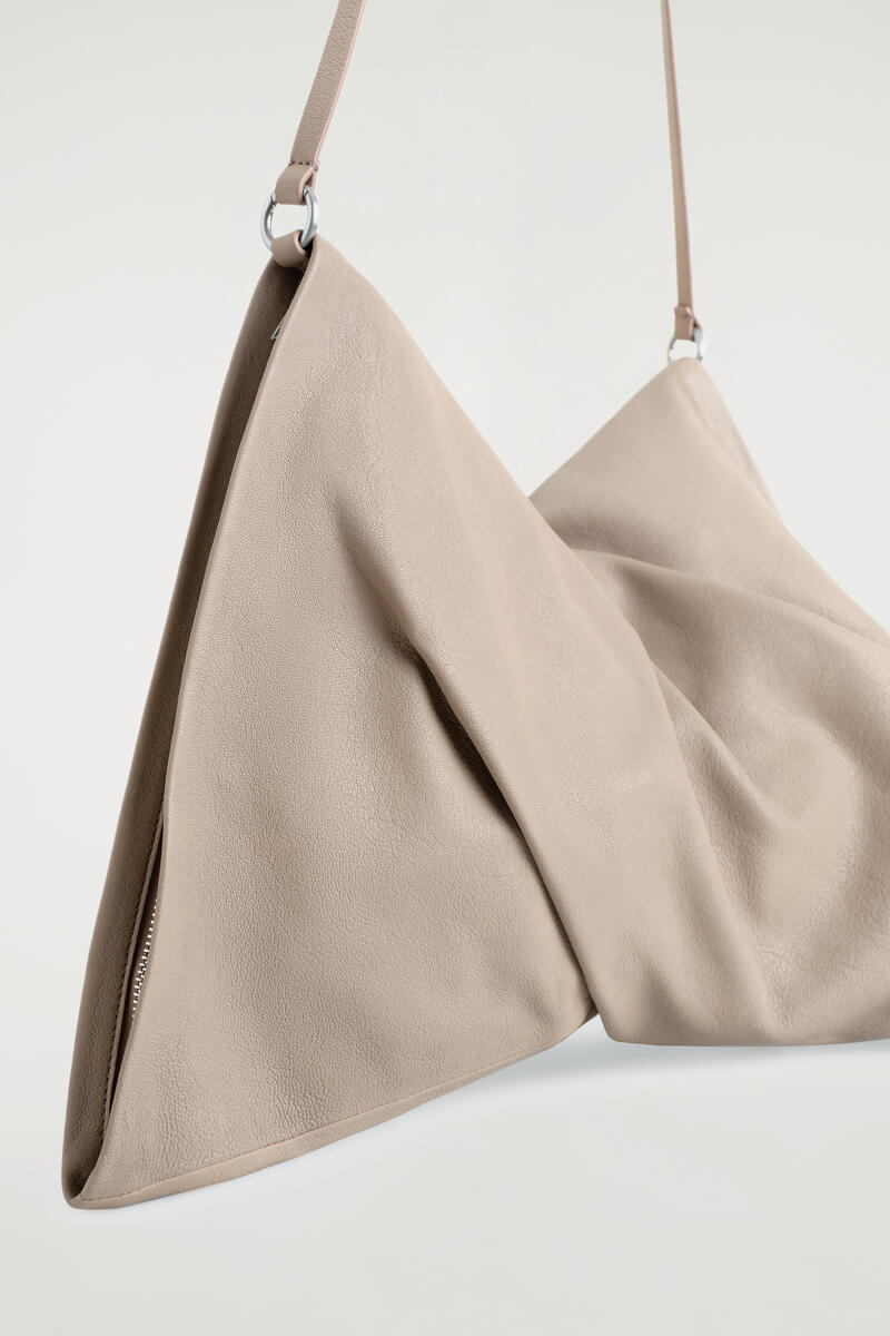 COS ツイスト クラッチバッグ - レザー