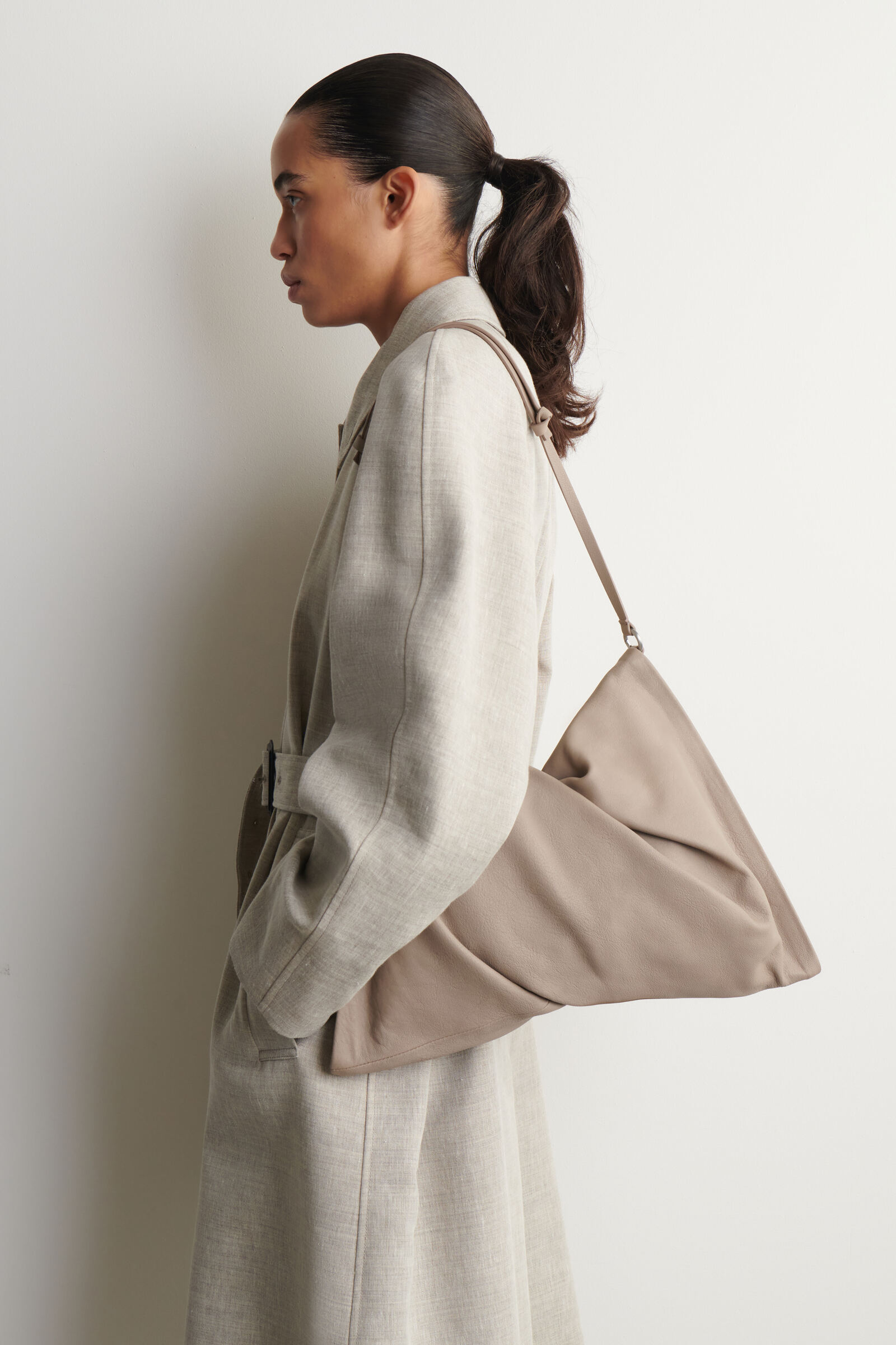 TWISTED CLUTCH BAG - LEATHER ツイスト クラッチバッグ - レザー 小麦
