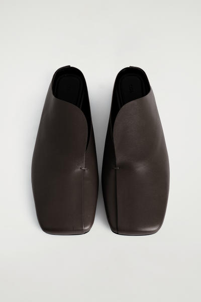 COS ドレープレザーミュール