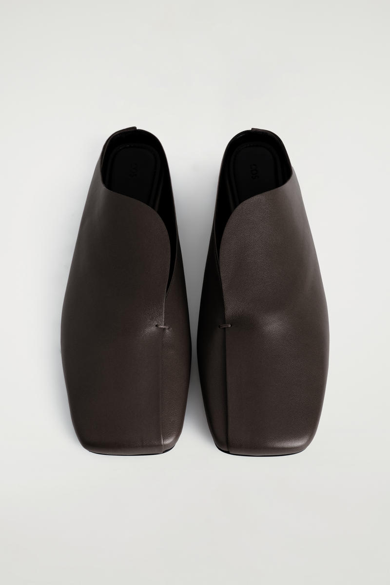 COS ドレープレザーミュール