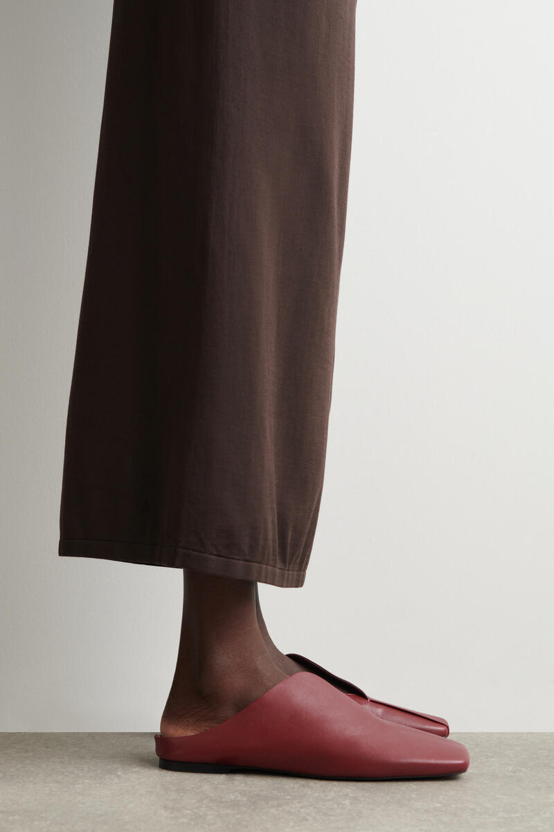 COS ドレープレザーミュール