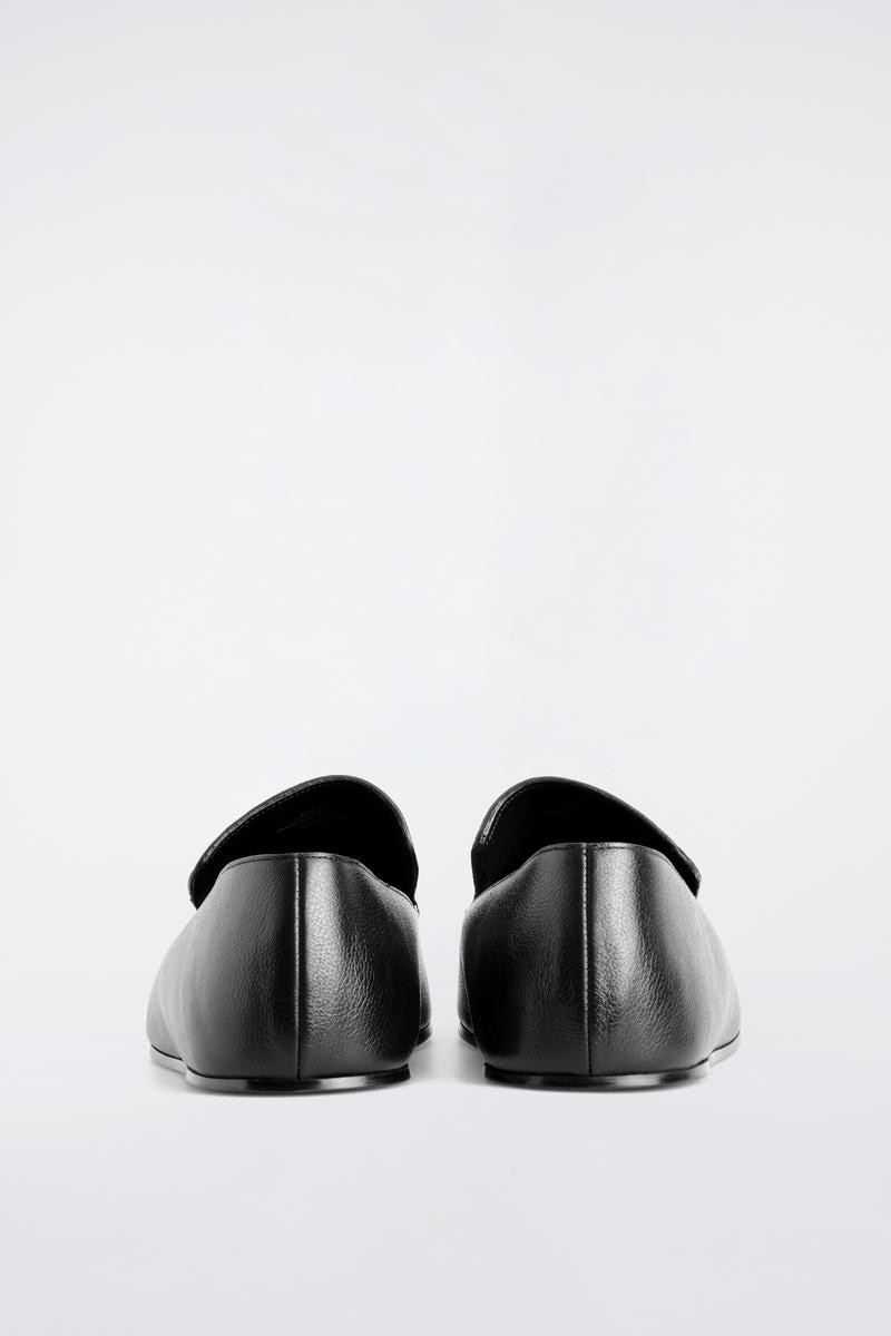 COS スリムレザーローファー