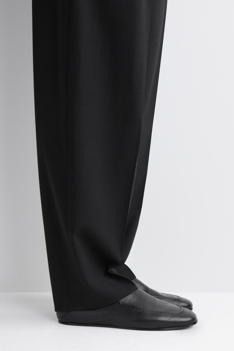 COS スリムレザーローファー