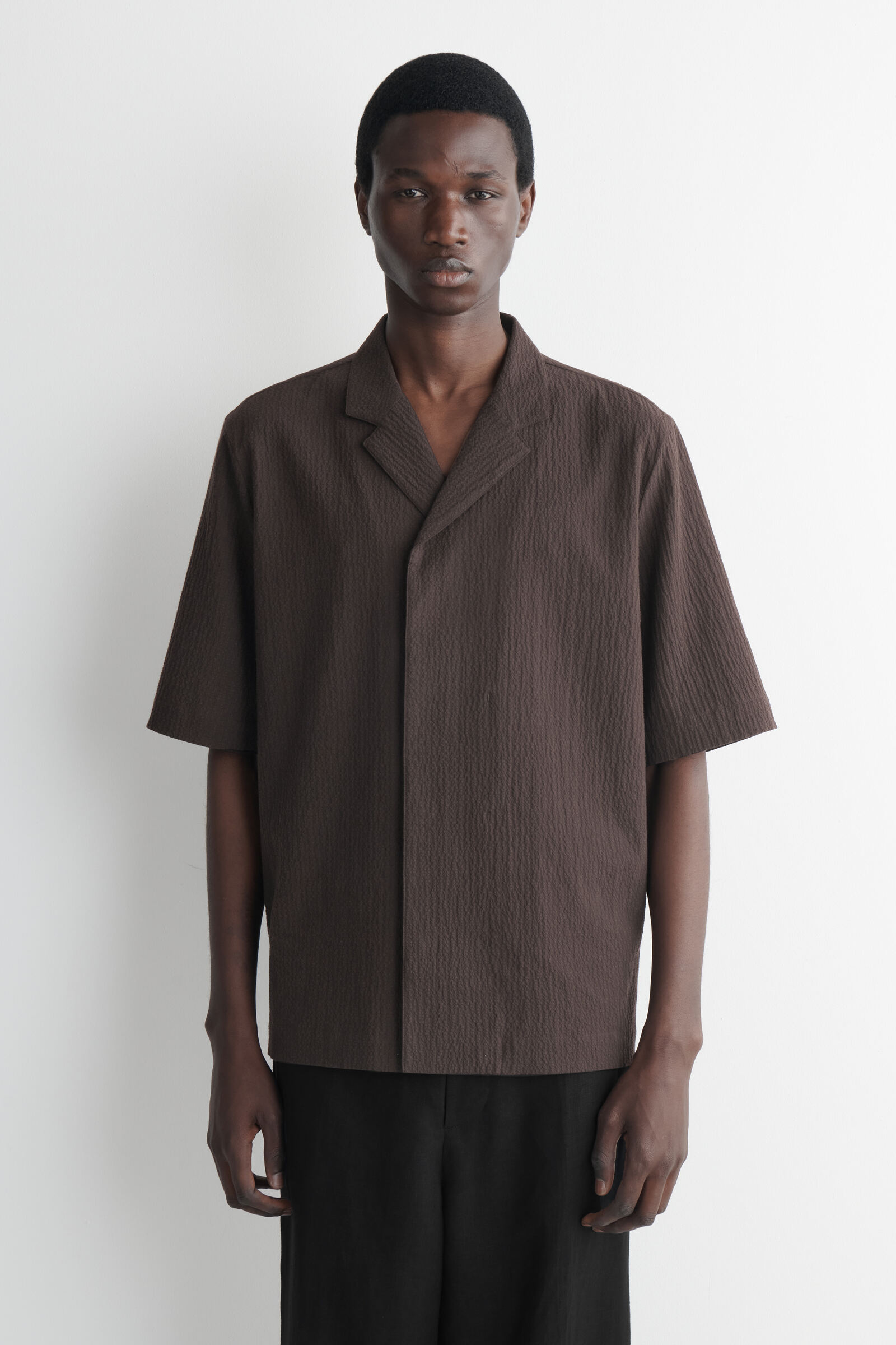 SEERSUCKER RESORT SHIRT シアサッカー リゾートシャツ ブラウン｜COS