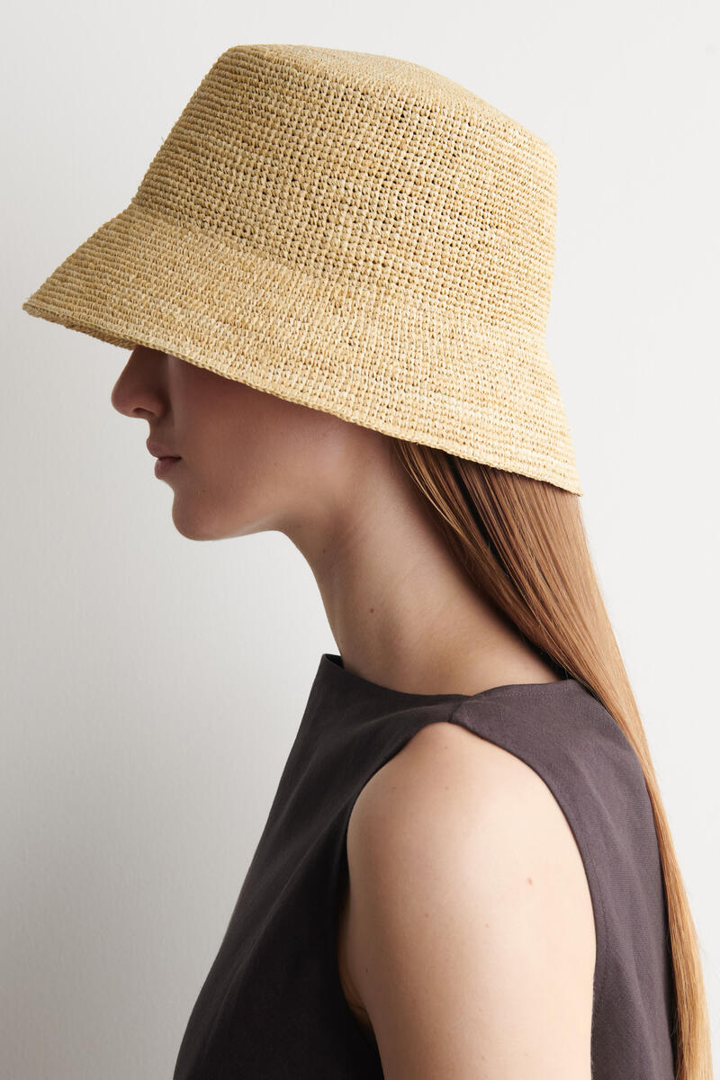 COS ラフィアバケットハット
