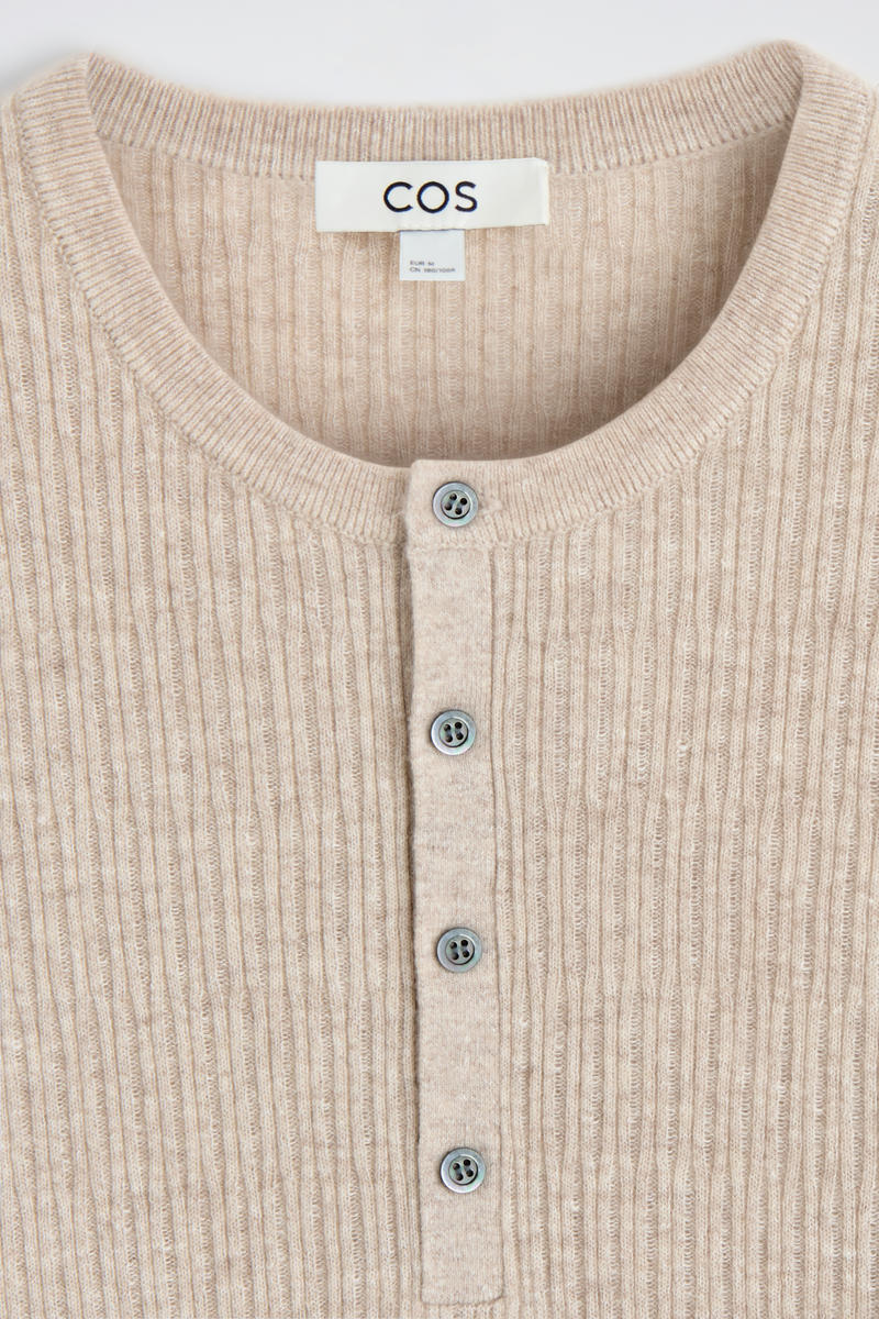 COS カシミアリネンヘンリーネックTシャツ