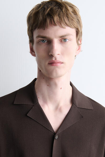 COS パンチング加工 半袖ニットシャツ