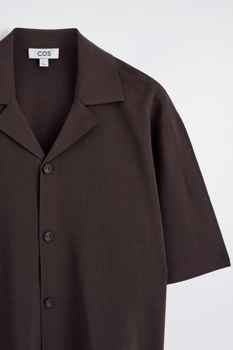 COS パンチング加工 半袖ニットシャツ