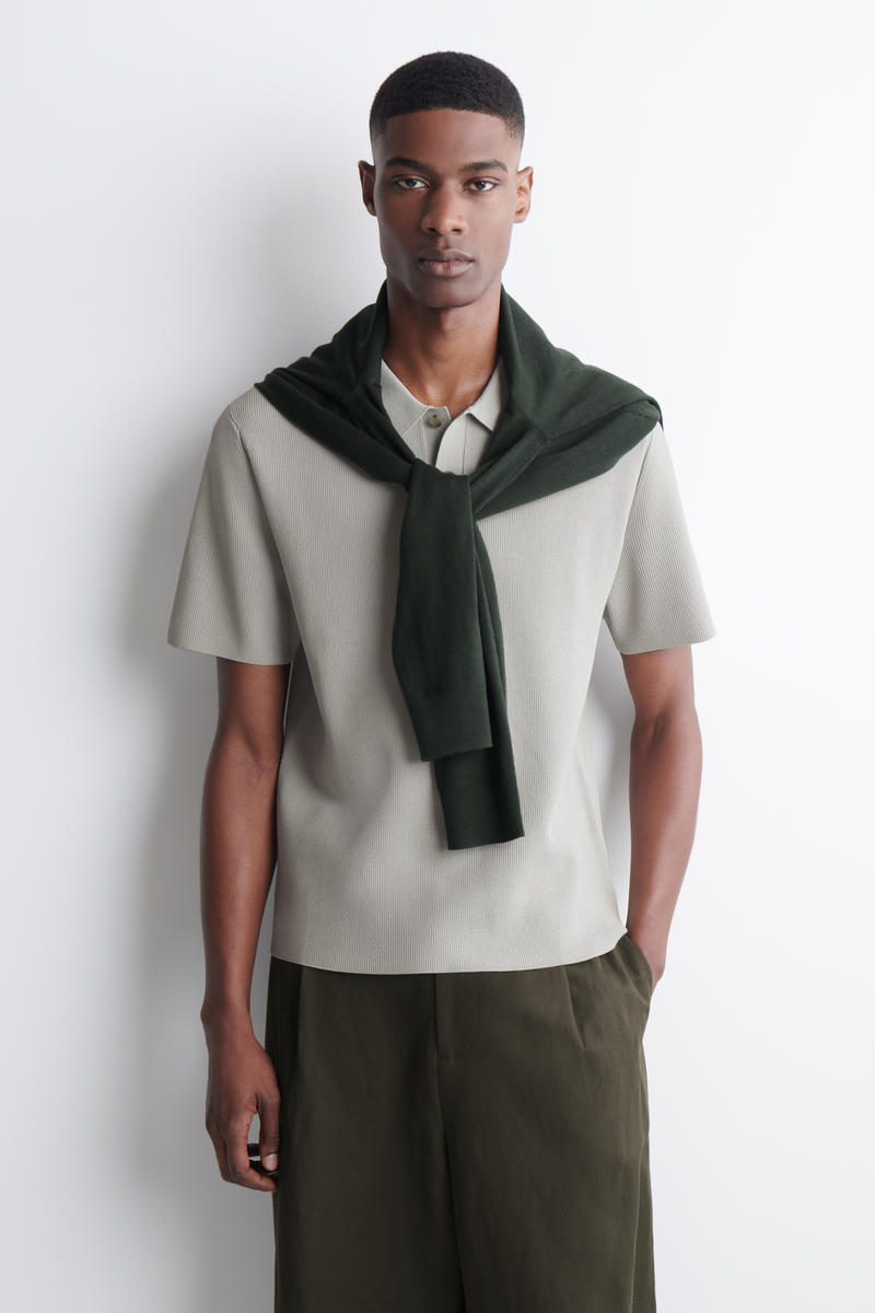 COS スリムリブブークレニットポロシャツ