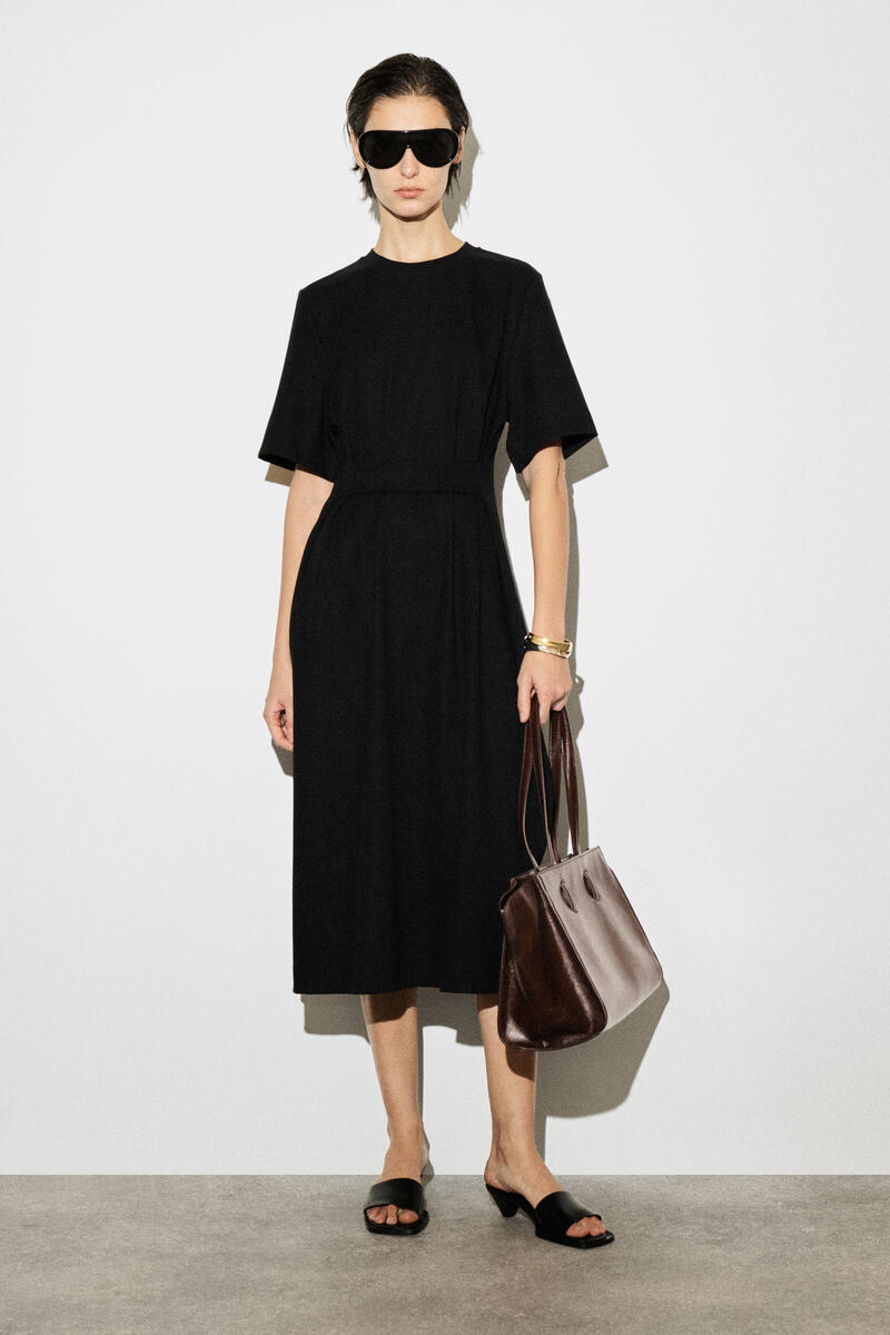 COS ベルトディテール　ミディTシャツワンピース