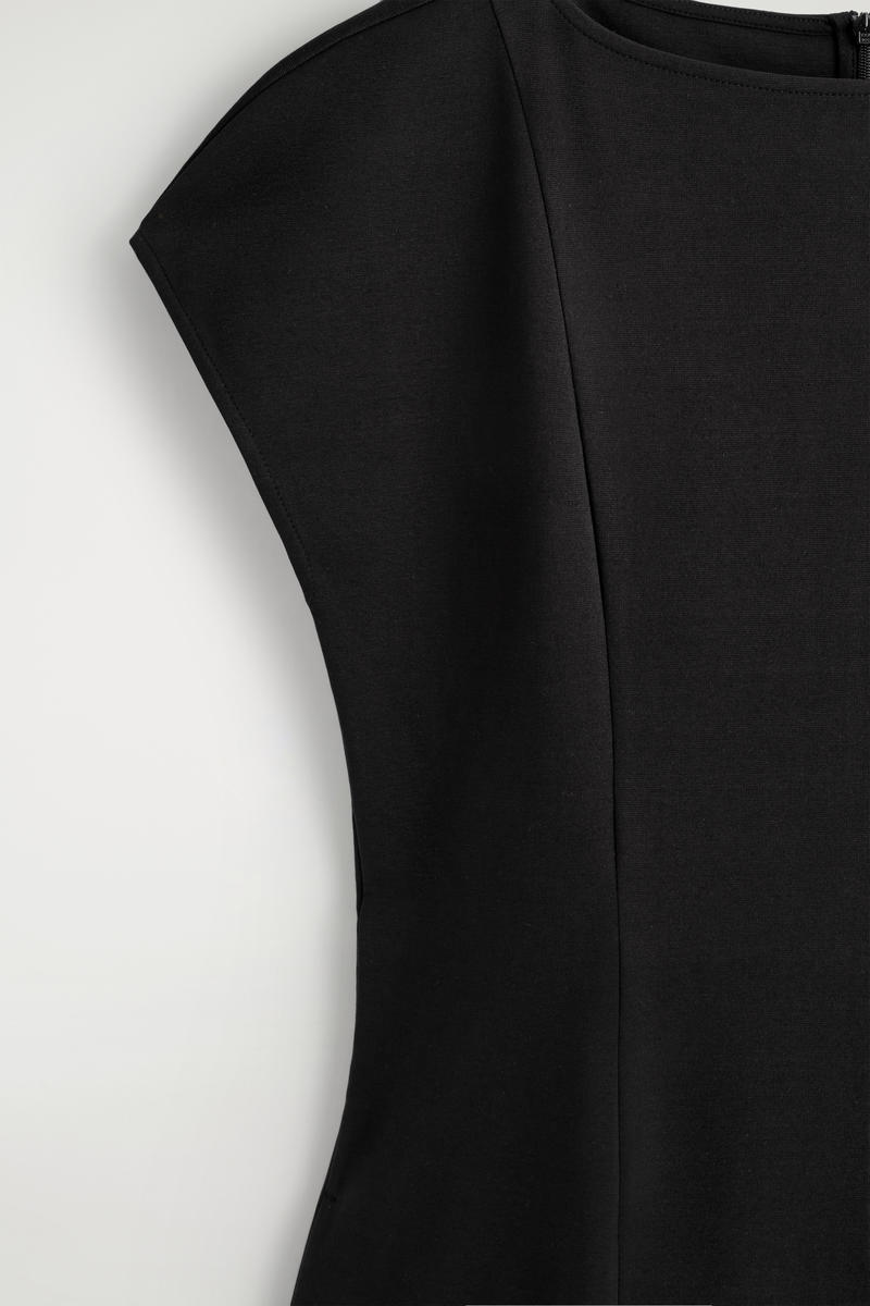 COS 彫刻的なジャージーミディスカート