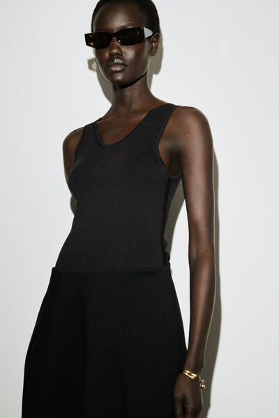 COS 立体的なジャージー ミディスカート