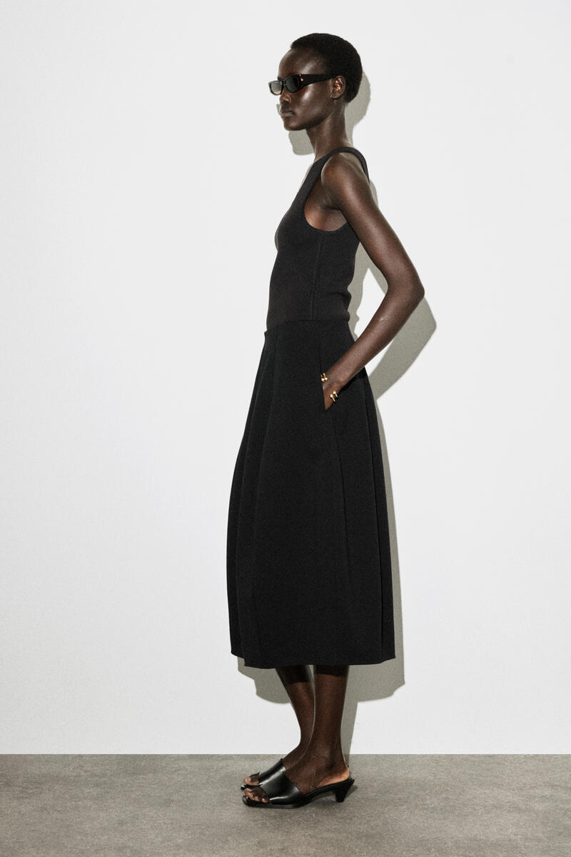 COS 立体的なジャージー ミディスカート