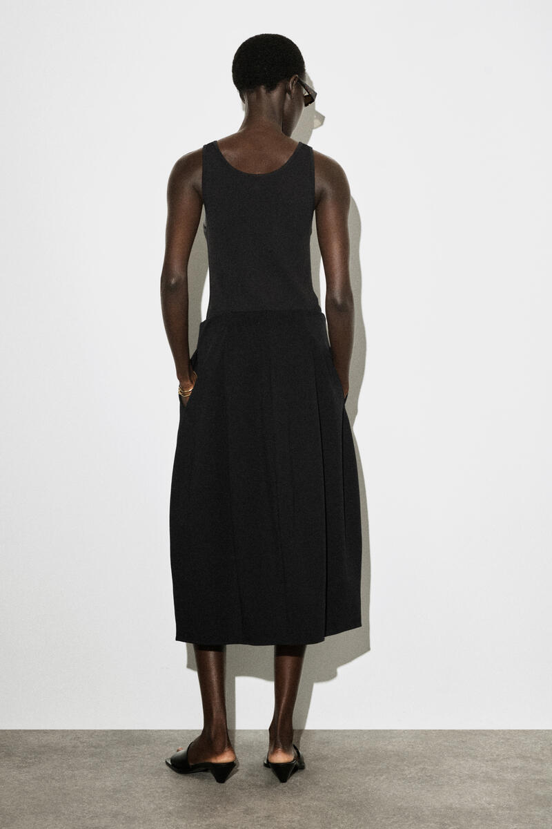 COS 立体的なジャージー ミディスカート