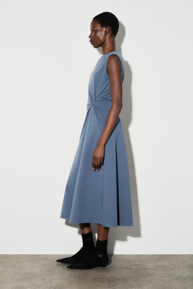 COS ツイストディテール ジャージーミディドレス