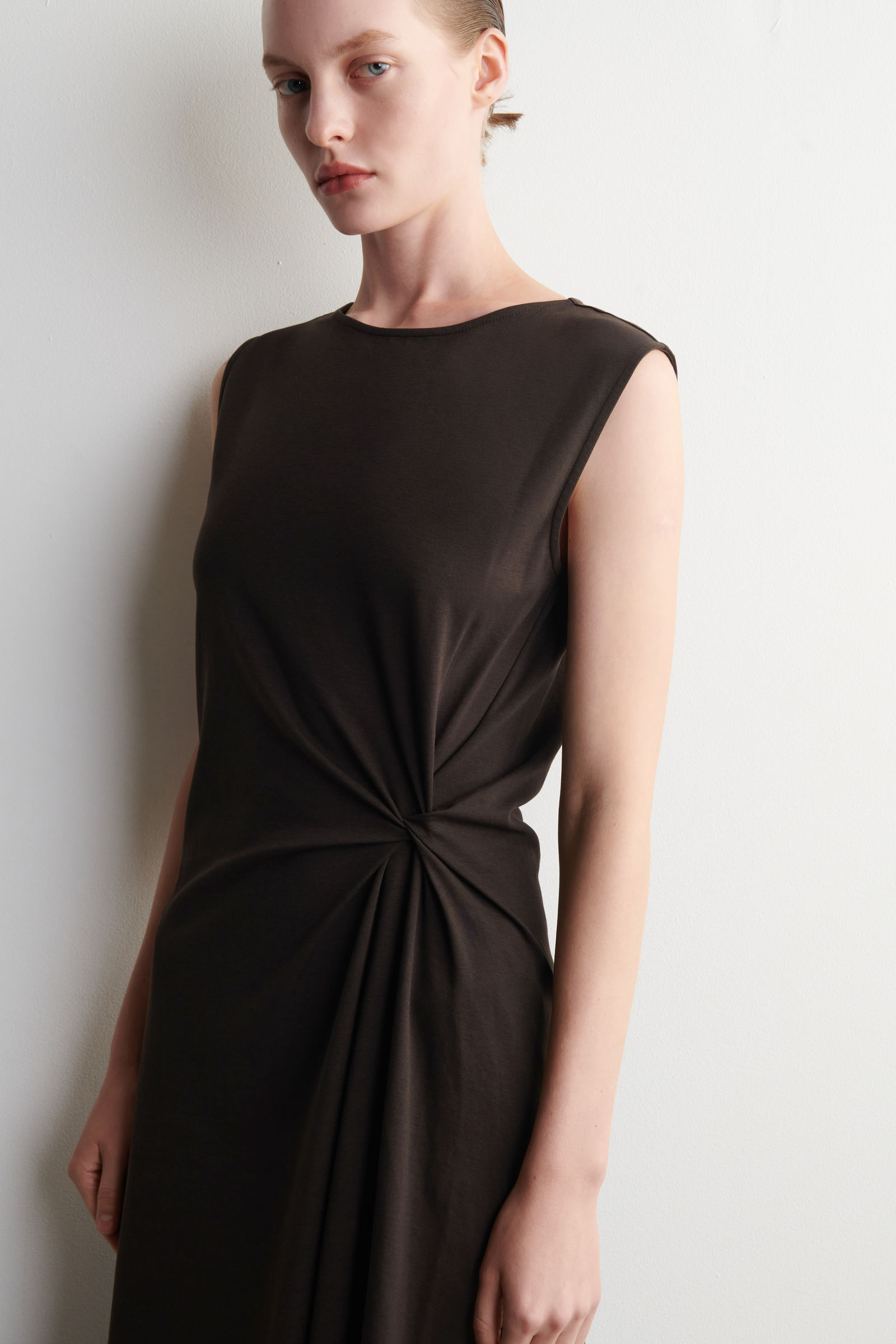 COS ツイストディテール ジャージーミディワンピース ブラウン TWIST-DETAIL JERSEY MIDI DRESS ツイストディテール ジャージーミディ