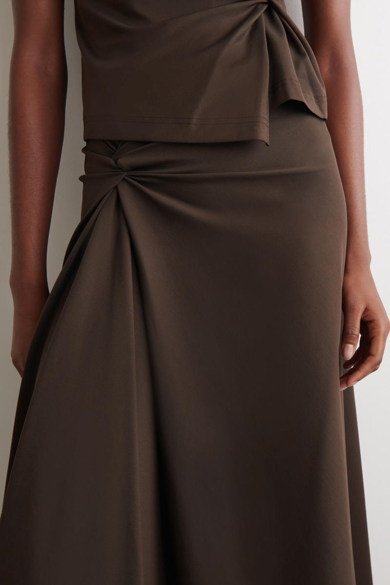 COS ツイストディテールジャージーミディスカート