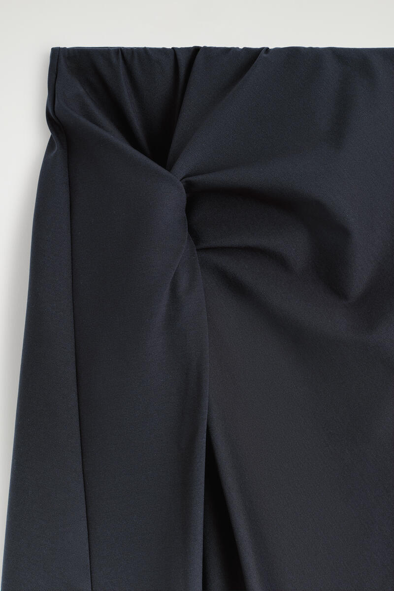 COS ツイストディテール ジャージーミディスカート