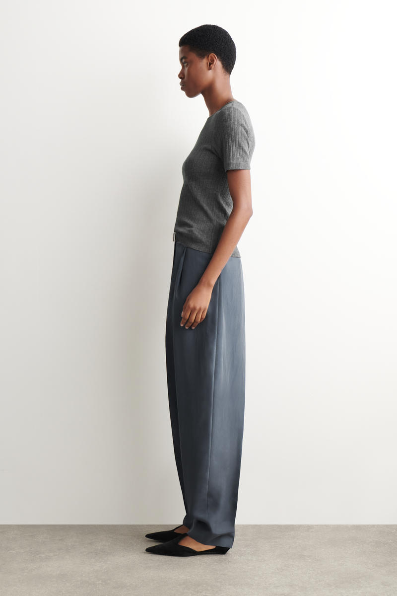 COS ポイントルニットTシャツ