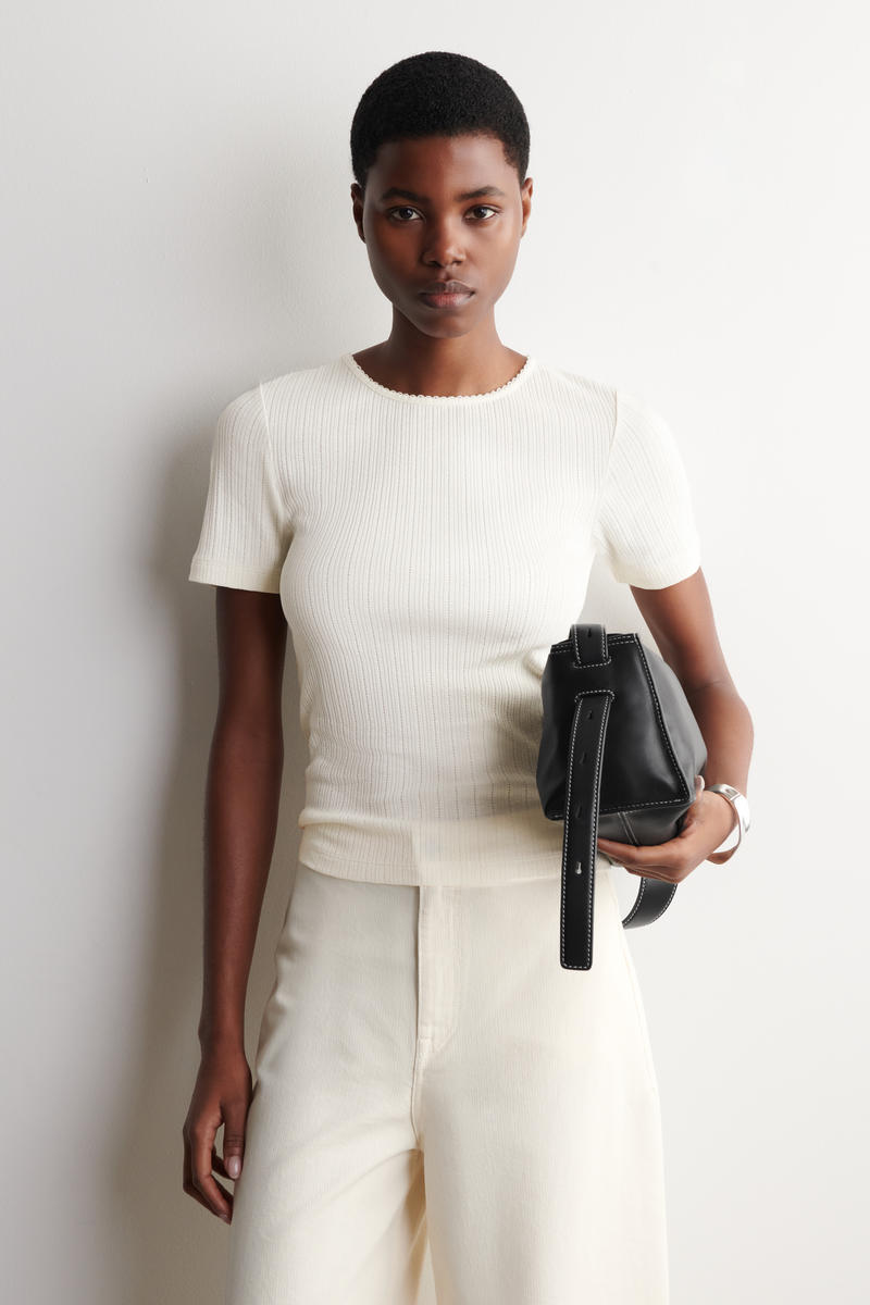 COS ポイントルニットTシャツ