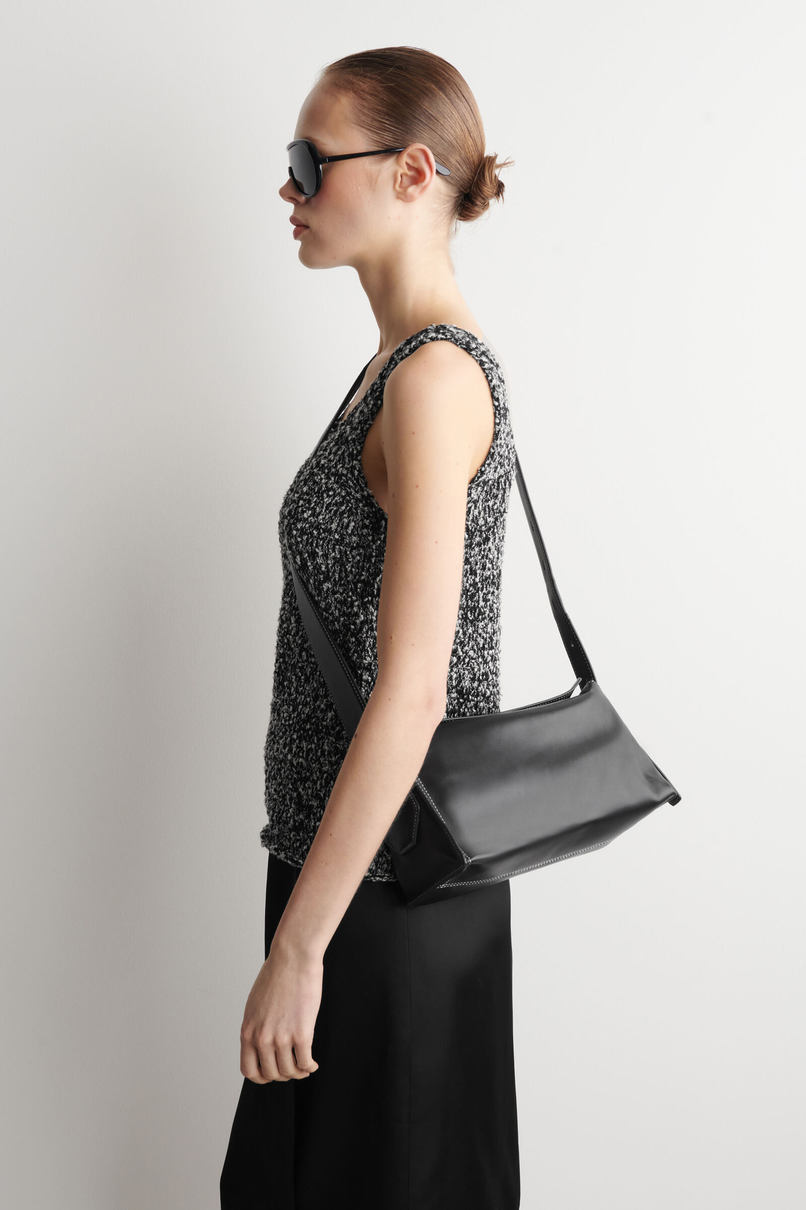 PLINTH CROSSBODY BAG - LEATHER PLINTH レザー クロスボディバッグ