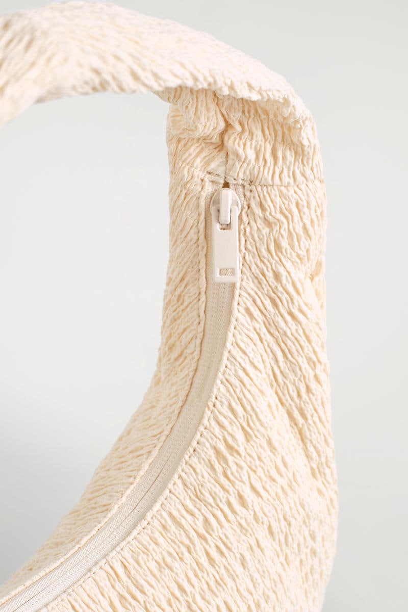 COS スモッキングショルダーバッグ