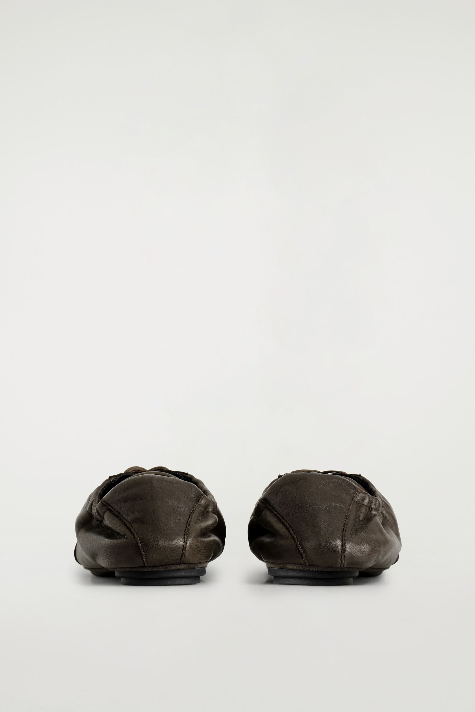 LEATHER BALLET TRAINERS レザーバレエスニーカー ダークブラウン｜COS 