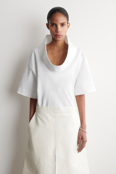 COS ボリューム ファネルネックトップ