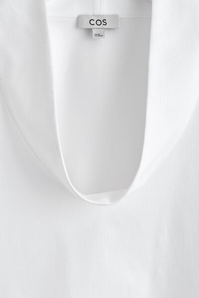 COS ボリューム ファネルネックトップ